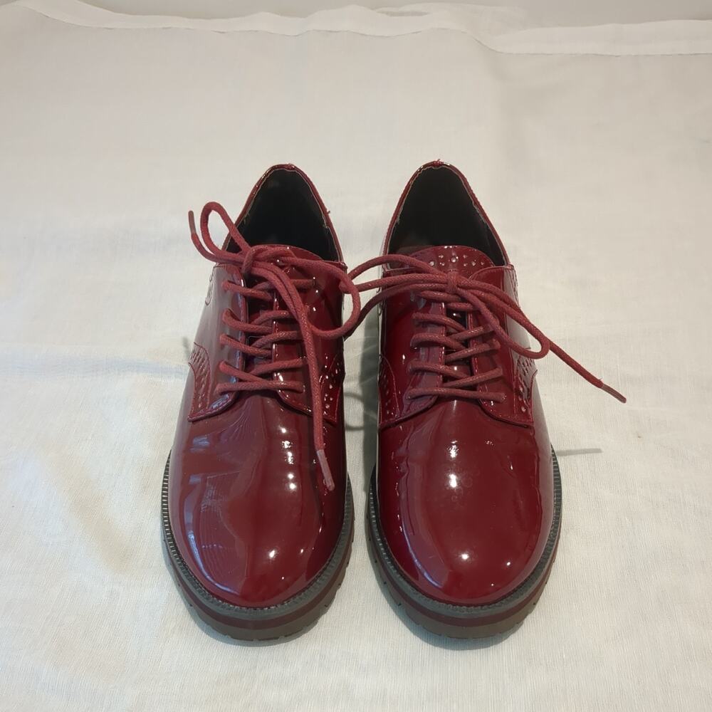 Nine West women's 7.5 Burgundy Patent Leather Oxford Shoes Brogue Trim Lug Sole